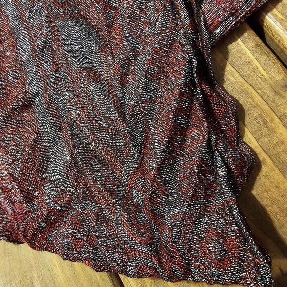Elegant Red and Gray Paisley Scarf - Picture 4 of 5